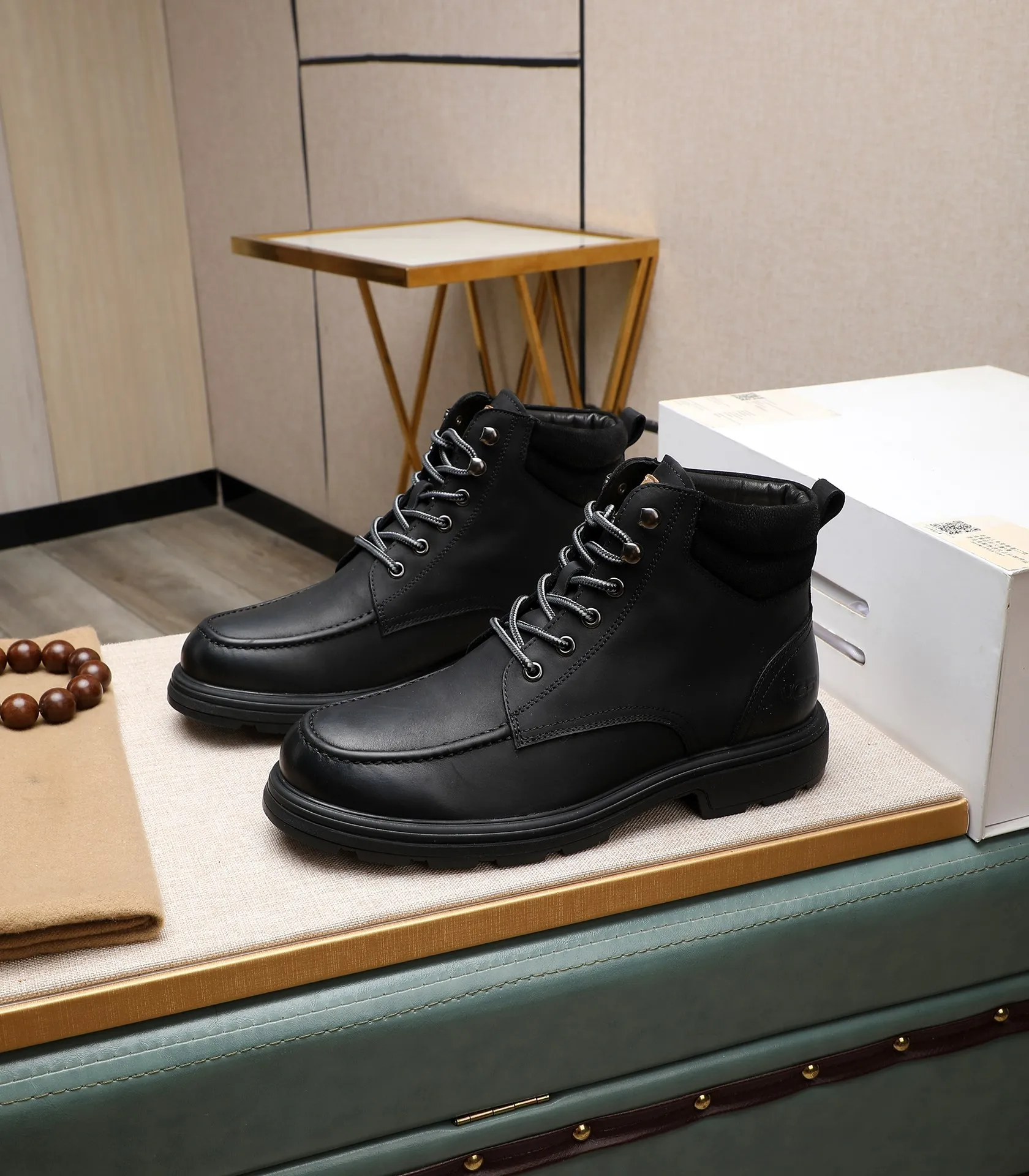 Men's men's shoes💰640 UGG (100% genuine wool lining, 10% off for fake ones) Please pay attention to the quality of the original order and compare the thickness of the wool🏮🏮Hot-selling UGG from Australia's warm luxury brand men's shoes, the official website is synchronized, Beckham men's style..., made of imported top-layer waxed cowhide, waxed toe cap, Australian real wool velvet lining Carefully sewn...Imported rubber Martin boots outsole (comfortable, soft and wear-resistant). I really like the quality..Exquisite workmanship. You can't put it down at first sight. Size 39-44